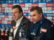 HSV-Vorstand Heribert Bruchhagen stellt Bernd Hollerbach (r) als neuen Cheftrainer vor. Foto: Daniel Reinhardt