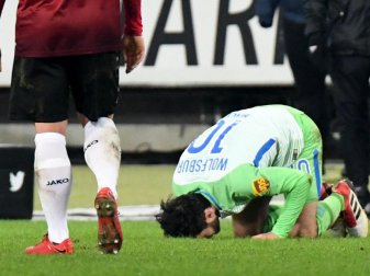 Wolfsburgs Yunus Malli küsst den Rasen im Stadion von Hannover 96: «Ich kann mich nicht erinnern, je auf einem so schlechten Platz gespielt zu haben», sagte Torschütze. Foto: Peter Steffen Wolfsburgs Yunus Malli küsst den Rasen im Stadion von Hannover 96: «Ich kann mich nicht erinnern, je auf einem so schlechten Platz gespielt zu haben», sagte Torschütze. Foto: Peter Steffen