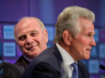 Vereinspräsident Uli Hoeneß (l) lobt Trainer Jupp Heynckes und hofft auf dessen Verbleib beim FC Bayern München. Foto: Matthias Balk Vereinspräsident Uli Hoeneß (l) lobt Trainer Jupp Heynckes und hofft auf dessen Verbleib beim FC Bayern München. Foto: Matthias Balk