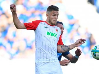 Wird dem FC Augsburg mehrere Wochen fehlen: Abwehrspieler Jeffrey Gouweleeuw. Foto: Uwe Anspach