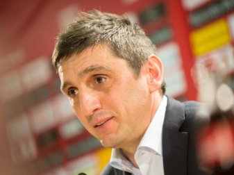 Hat schon vor seinem ersten Spiel als VfB-Trainer einen schweren Stand in Stuttgart: Tayfun Korkut. Foto: Christoph Schmidt Hat schon vor seinem ersten Spiel als VfB-Trainer einen schweren Stand in Stuttgart: Tayfun Korkut. Foto: Christoph Schmidt
