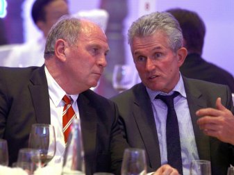 Hoeneß (l.) will mit Heynckes (r.) unbedingt verlängern Hoeneß (l.) will mit Heynckes (r.) unbedingt verlängern