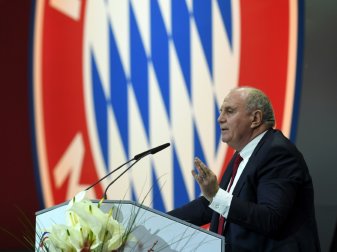 Uli Hoeneß äußert Kritik gegenüber dem BVB Uli Hoeneß äußert Kritik gegenüber dem BVB