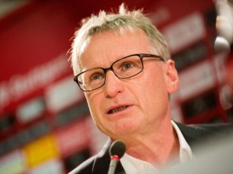 Michael Reschke wehrt sich gegen Kritik am Trainerwechsel. Foto: Christoph Schmidt Michael Reschke wehrt sich gegen Kritik am Trainerwechsel. Foto: Christoph Schmidt