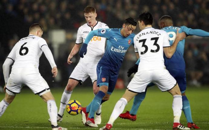 Auch Arsenals Mesut Özil (M) konnte die Niederlage bei Swansea City nicht verhindern. Foto: Nick Potts