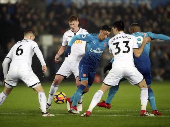 Auch Arsenals Mesut Özil (M) konnte die Niederlage bei Swansea City nicht verhindern. Foto: Nick Potts Auch Arsenals Mesut Özil (M) konnte die Niederlage bei Swansea City nicht verhindern. Foto: Nick Potts