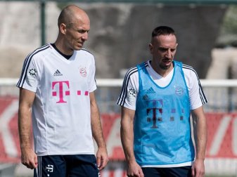 Die Zukunft von Arjen Robben (l) und Franck Ribery beim FC Bayern ist weiter offen. Foto: Sven Hoppe