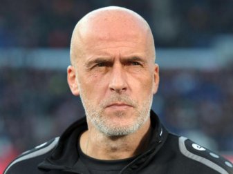 Trainer Michael Frontzeck soll beim FCK wegen des Ausfalls von Jeff Strasser aushelfen. Foto: Peter Steffen Trainer Michael Frontzeck soll beim FCK wegen des Ausfalls von Jeff Strasser aushelfen. Foto: Peter Steffen