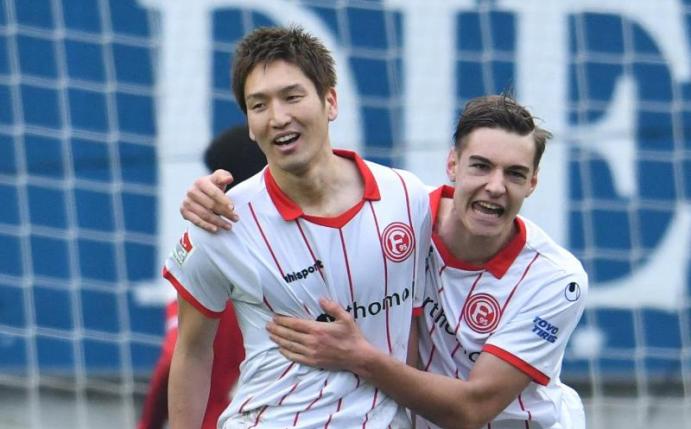 Genki Haraguchi (l) jubelt mit Florian Neuhaus über einen Treffer für Kaiserslautern. Foto: Uwe Anspach