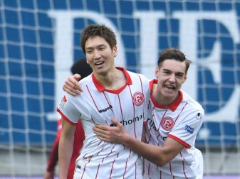 Genki Haraguchi (l) jubelt mit Florian Neuhaus über einen Treffer für Kaiserslautern. Foto: Uwe Anspach Genki Haraguchi (l) jubelt mit Florian Neuhaus über einen Treffer für Kaiserslautern. Foto: Uwe Anspach