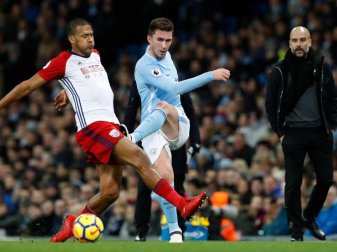 Unter den Augen von Manchester Citys Trainer Pep Guardiola kämpfen Aymeric Laporte (M) und Salomon Rondon von West Bromwich Albion um den Ball. Foto: Martin Rickett Unter den Augen von Manchester Citys Trainer Pep Guardiola kämpfen Aymeric Laporte (M) und Salomon Rondon von West Bromwich Albion um den Ball. Foto: Martin Rickett