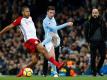 Unter den Augen von Manchester Citys Trainer Pep Guardiola kämpfen Aymeric Laporte (M) und Salomon Rondon von West Bromwich Albion um den Ball. Foto: Martin Rickett