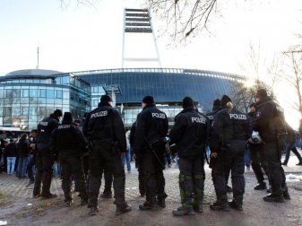 Beamte sichern Spiel im Bremer Weserstadion. Foto: Jörg Sarbach Beamte sichern Spiel im Bremer Weserstadion. Foto: Jörg Sarbach
