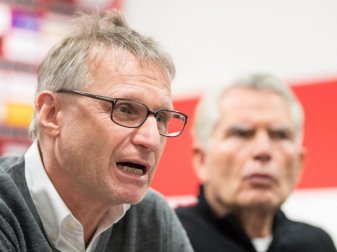 VfB-Präsident Wolfgang Dietrich (r) nimmt Sportvorstand Michael Reschke in Schutz. Foto: Sebastian Gollnow