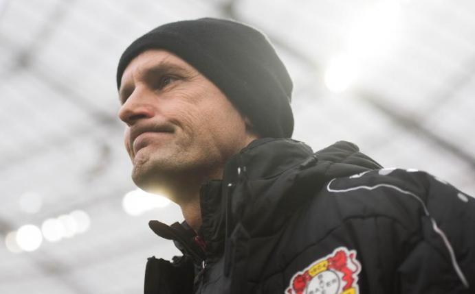 Leverkusens Trainer Heiko Herrlich bezeichnet die Partie beim SC Freiburg als «Spitzenspiel». Foto: Bernd Thissen