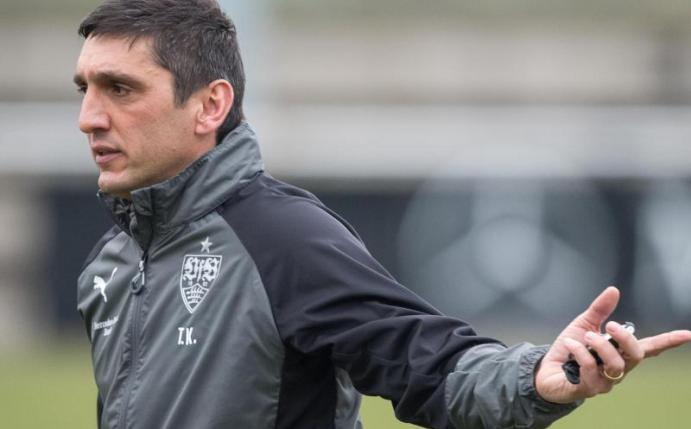 VfB-Coach Tayfun Korkut will sich bei seiner Arbeit nicht von Fan-Kritik beirren lassen. Foto: Sebastian Gollnow