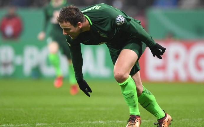 Fehlt Werder Bremen beim Gastspiel auf Schalke: Philipp Bargfrede. Foto: Carmen Jaspersen/dpa