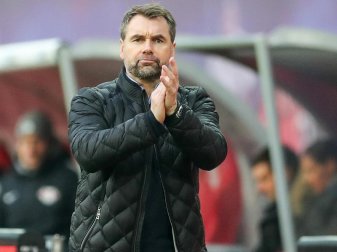 5006 Tage nach seinem letzten Heim-Auftritt als Spieler nun sein erster Heim-Auftritt als HSV-Trainer: Bernd Hollerbach. Foto: Jan Woitas 5006 Tage nach seinem letzten Heim-Auftritt als Spieler nun sein erster Heim-Auftritt als HSV-Trainer: Bernd Hollerbach. Foto: Jan Woitas