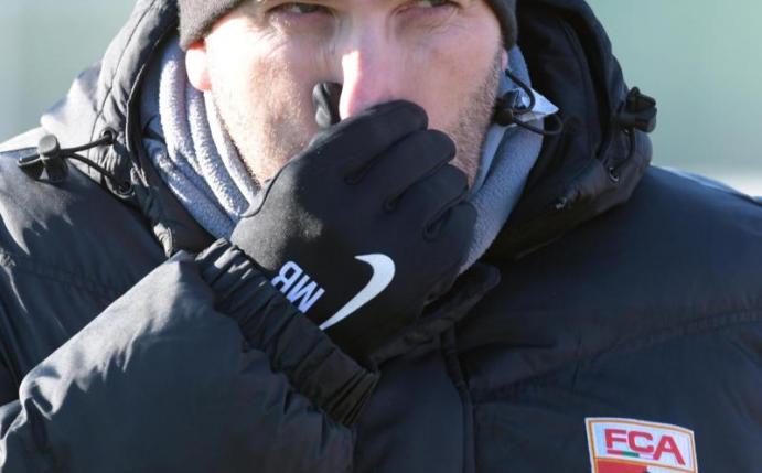 Augsburg-Trainer Manuel Baum muss auf im Heimspiel gegen Frankfurt auf Torjäger Finnbogason verzichten. Foto: Stefan Puchner