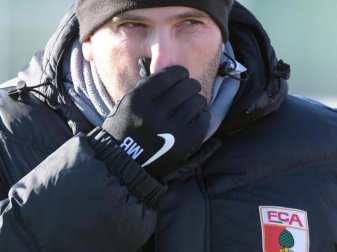 Augsburg-Trainer Manuel Baum muss auf im Heimspiel gegen Frankfurt auf Torjäger Finnbogason verzichten. Foto: Stefan Puchner Augsburg-Trainer Manuel Baum muss auf im Heimspiel gegen Frankfurt auf Torjäger Finnbogason verzichten. Foto: Stefan Puchner