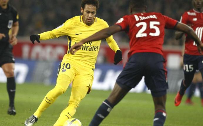 Einen Treffer steuerte Superstar Neymar (l) beim PSG-Sieg bei Lille OSC bei. Foto: Michel Spingler
