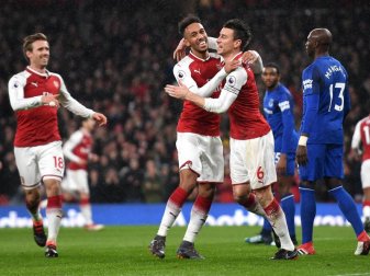 Laurent Koscielny (2.v.r) feiert Neuzugang Pierre-Emerick Aubameyang (M) für sein erstes Tor im Arsenal-Trikot. Foto: Victoria Jones Laurent Koscielny (2.v.r) feiert Neuzugang Pierre-Emerick Aubameyang (M) für sein erstes Tor im Arsenal-Trikot. Foto: Victoria Jones