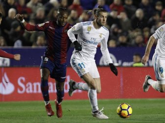 Levantes Cheick Doukoure (l) versucht Madrids Gareth Bale vom Ball zu trennen. Foto: Alberto Saiz Levantes Cheick Doukoure (l) versucht Madrids Gareth Bale vom Ball zu trennen. Foto: Alberto Saiz