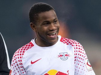 RB-Neuzugang Ademola Lookman hat nach dem Sieg bei Borussia Mönchengladbach gut Lachen. Foto: Marius Becker RB-Neuzugang Ademola Lookman hat nach dem Sieg bei Borussia Mönchengladbach gut Lachen. Foto: Marius Becker