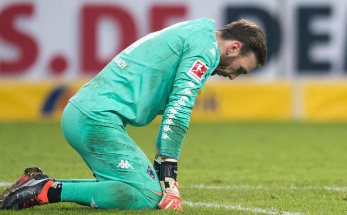 Enttäuscht: Gladbach-Keeper Tobias Sippel nach dem späten Siegtreffer von RB Leipzig. Foto: Marius Becker