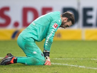 Enttäuscht: Gladbach-Keeper Tobias Sippel nach dem späten Siegtreffer von RB Leipzig. Foto: Marius Becker Enttäuscht: Gladbach-Keeper Tobias Sippel nach dem späten Siegtreffer von RB Leipzig. Foto: Marius Becker