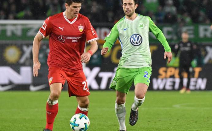 Stand bei seiner Rückkehr an die alte Wirkungsstätte im Fokus: Mario Gomez (l) - hier beim Zweikampf mit VfL-Neuzugang Admir Mehmedi. Foto: Peter Steffen