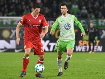 Stand bei seiner Rückkehr an die alte Wirkungsstätte im Fokus: Mario Gomez (l) - hier beim Zweikampf mit VfL-Neuzugang Admir Mehmedi. Foto: Peter Steffen Stand bei seiner Rückkehr an die alte Wirkungsstätte im Fokus: Mario Gomez (l) - hier beim Zweikampf mit VfL-Neuzugang Admir Mehmedi. Foto: Peter Steffen