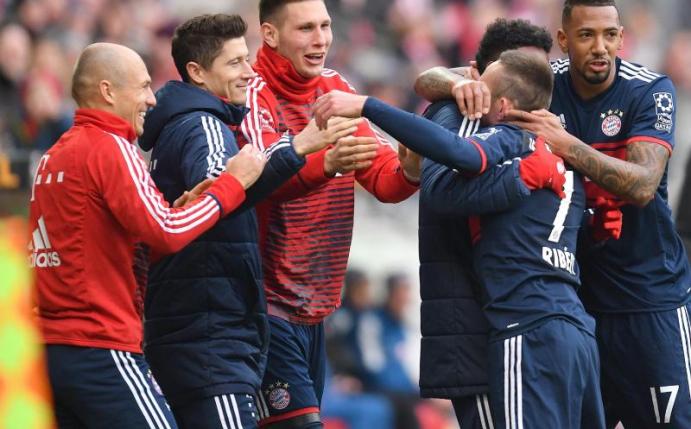 Kollektiver Jubel: Die Bayern-Profi feiern das Tor von Franck Ribéry beim 2:0-Sieg bei Mainz 05. Foto: Torsten Silz