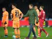 Hoffenheim-Coach Julian Nagelsmann (r) klatscht nach dem Spiel in Berlin seinen Spieler Benjamin Hübner ab. Foto: Annegret Hilse