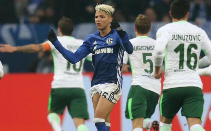Während die Werder-Profi feiern, kann Schalkes Amine Harit (M) seine Enttäuschung nicht verbergen. Foto: Ina Fassbender
