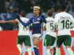 Während die Werder-Profi feiern, kann Schalkes Amine Harit (M) seine Enttäuschung nicht verbergen. Foto: Ina Fassbender