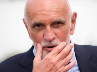 Die DFL hat noch keine Entscheidung über eine Ausnahmeregelung für Martin Kind zur Übernahme der Mehrheitsanteile von Hannover 96 getroffen. Foto: Peter Steffen Die DFL hat noch keine Entscheidung über eine Ausnahmeregelung für Martin Kind zur Übernahme der Mehrheitsanteile von Hannover 96 getroffen. Foto: Peter Steffen