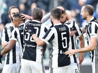 Sami Khedira (2.v.r) jubelt mit Teamkollegen über seinen Treffer für Juve im Spiel gegen Sassuolo. Foto: Alessandro Di Marco
