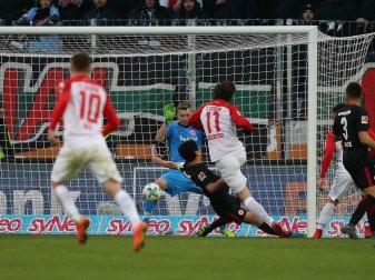 Augsburg gewinnt mit 3:0 gegen Eintracht Frankfurt Augsburg gewinnt mit 3:0 gegen Eintracht Frankfurt