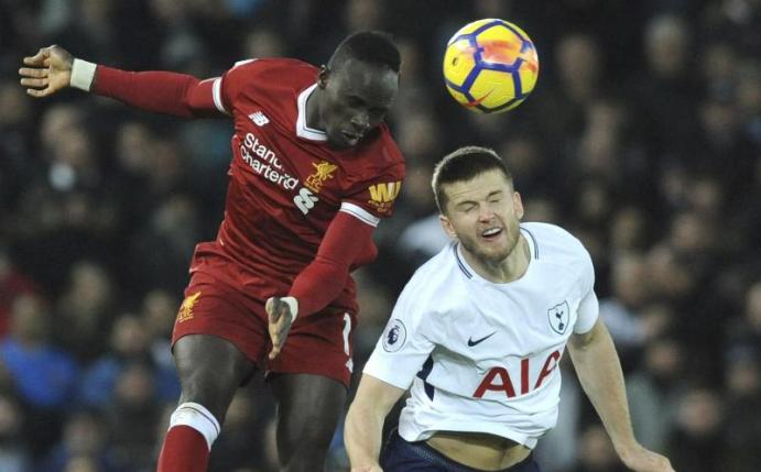 Sadio Mane (l) vom FC Liverpool kämpft gegen Eric Dier von Tottenham Hotspur um den Ball. Foto: Rui Vieira