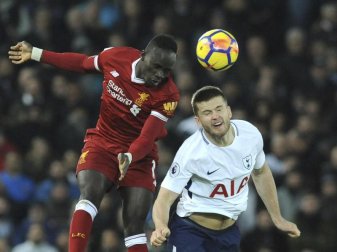 Sadio Mane (l) vom FC Liverpool kämpft gegen Eric Dier von Tottenham Hotspur um den Ball. Foto: Rui Vieira Sadio Mane (l) vom FC Liverpool kämpft gegen Eric Dier von Tottenham Hotspur um den Ball. Foto: Rui Vieira