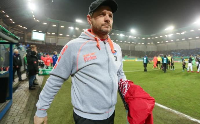 Paderborns Trainer Steffen Baumgart lässt sich vom Nimbus des FC Bayern München nicht einschüchtern. Foto: Friso Gentsch