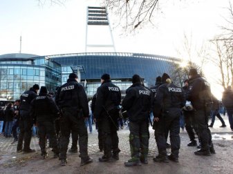 Polizisten stehen vor dem Weserstadion in Bremen. Foto: Jörg Sarbach Polizisten stehen vor dem Weserstadion in Bremen. Foto: Jörg Sarbach