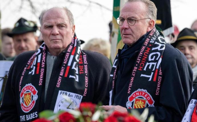Uli Hoeneß (l) und Karl-Heinz Rummenigge nehmen an einer Gedenkveranstaltung für die Opfer des Flugzeugunglücks von Manchester United teil. Foto: Matthias Balk