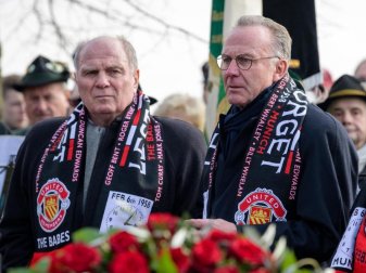 Uli Hoeneß (l) und Karl-Heinz Rummenigge nehmen an einer Gedenkveranstaltung für die Opfer des Flugzeugunglücks von Manchester United teil. Foto: Matthias Balk Uli Hoeneß (l) und Karl-Heinz Rummenigge nehmen an einer Gedenkveranstaltung für die Opfer des Flugzeugunglücks von Manchester United teil. Foto: Matthias Balk