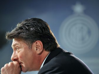 Kassierte eine Zwei-Spiele-Sperre: Walter Mazzari Kassierte eine Zwei-Spiele-Sperre: Walter Mazzari