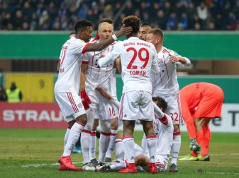 Die Spieler des FC Bayern feiern einen Treffer gegen den SC Paderborn. Die Partie beenden die Münchner mit 6:0-Sieg. Foto: Friso Gentsch Die Spieler des FC Bayern feiern einen Treffer gegen den SC Paderborn. Die Partie beenden die Münchner mit 6:0-Sieg. Foto: Friso Gentsch