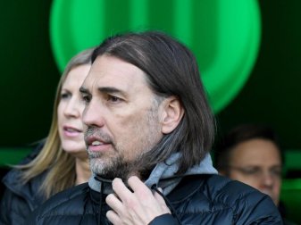 Mit einem Sieg im Pokal-Viertelfinale will Trainer Martin Schmidt die letzte Chance des VfL Wolfsburg auf eine Europacup-Teilnahme wahren. Foto: Peter Steffen