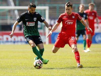 Nils Miatke (r.) vom FSV Zwickau ist für zwei Spiele gesperrt Nils Miatke (r.) vom FSV Zwickau ist für zwei Spiele gesperrt