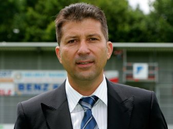 Präsident Hofmann weist Gerüchte um Hansi Flick zurück Präsident Hofmann weist Gerüchte um Hansi Flick zurück